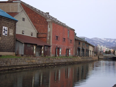 運河に並ぶ倉庫